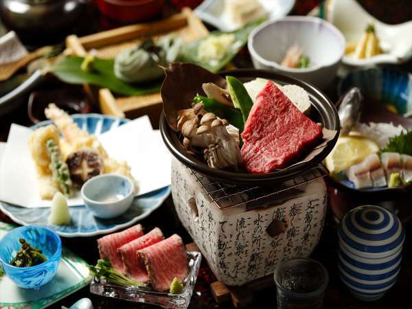 【夕食】春からは、旬の山菜や飛騨牛ローストビーフが並びます。