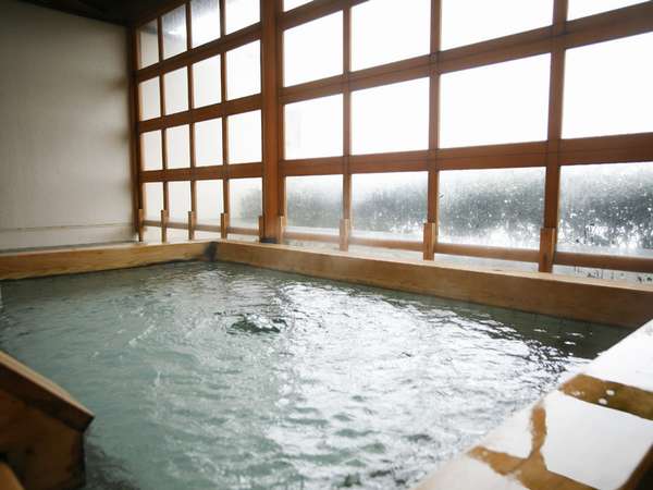１階大浴場のヒノキの露天風呂には鴻の鶴温泉が注がれる