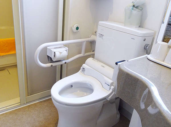 1室のみ、車イスでご利用可能な客室をご用意。他はバストイレ分離です。