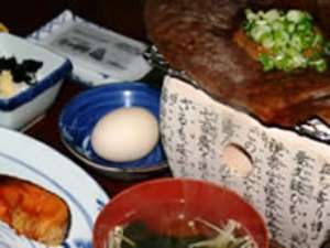 朝食は朴葉みそなど飛騨の郷土料理を。お味噌は自家製のお味噌！ご飯も、もちろん自家製米！（一例）