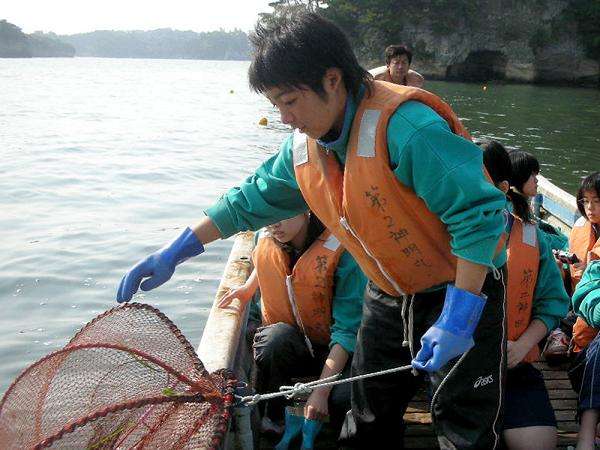 かごを使いカニ、アナゴ、を漁獲するかご漁体験