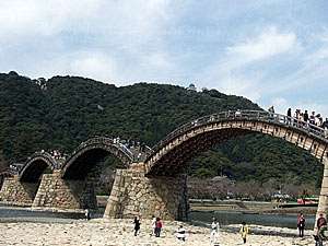 日本を代表する木造橋「錦帯橋」 (きんたいきょう) 