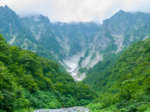 *谷川岳・一ノ倉沢/谷川岳の象徴として圧倒的な迫力で多くの登山者を魅了しています。