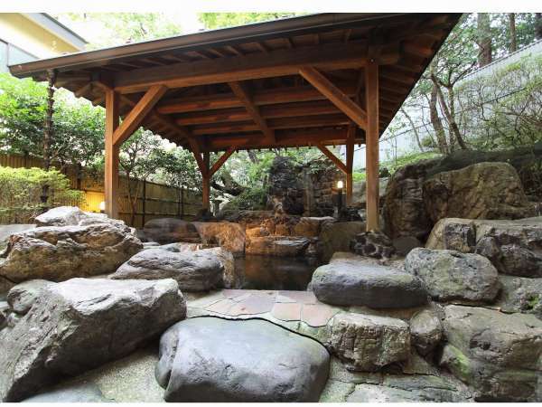 【露天風呂】巨岩を配した露天風呂、華厳の湯。新緑や紅葉、雪景色など四季折々の景色が楽しめます