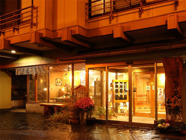 『月見の湯　山一屋』外観です。渋温泉のメインストリートに面し、温泉街の風情を体感頂ける旅館です。