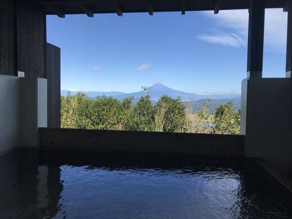 大浴場露天風呂から望む富士山（男性大浴場）