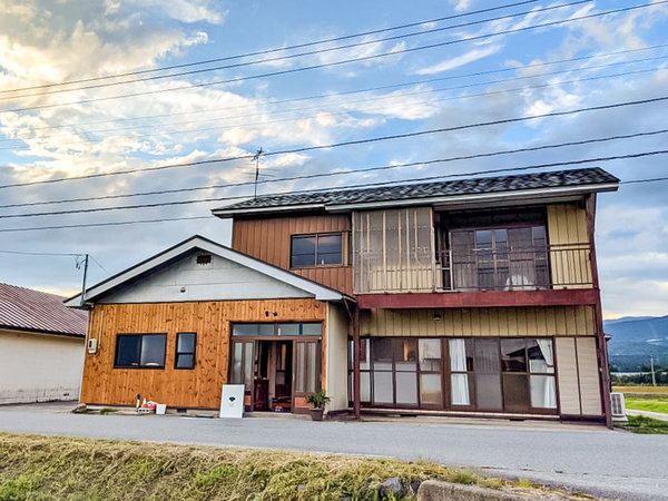 ・磐梯山と猪苗代湖の間に広がる平野のど真ん中にあるゲストハウス