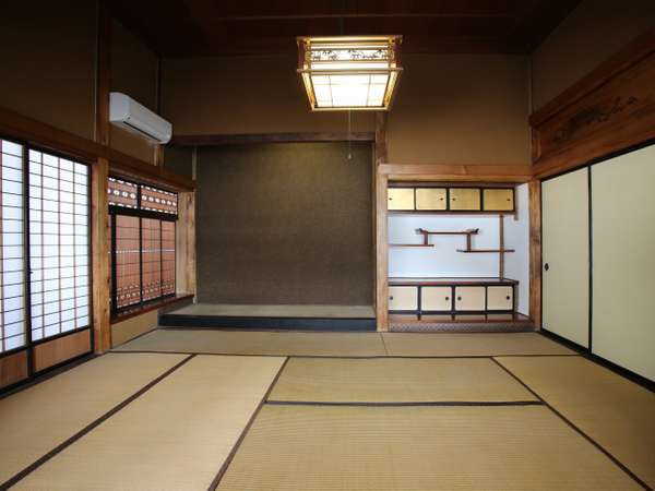 和室10畳は雰囲気のある古き良き建築が盛りだくさんのお部屋です。