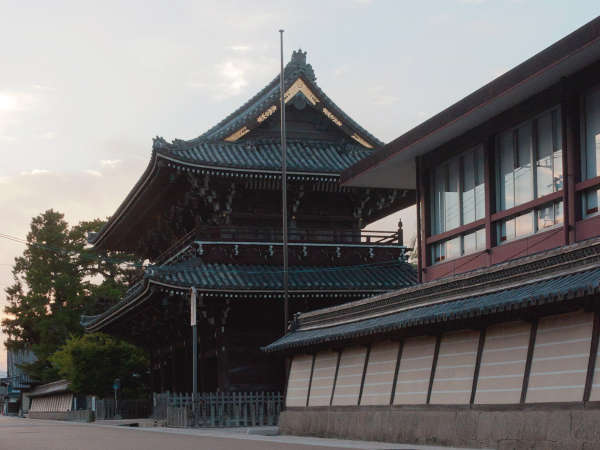 当館は高田本山専修寺の一角にございます