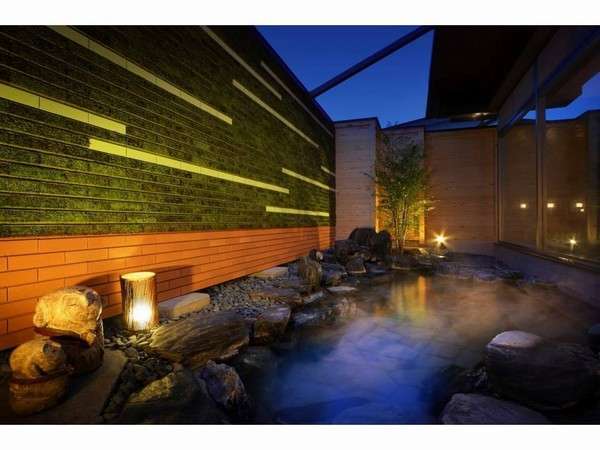 【大浴場】露天風呂は山形県産スナゴケで壁面緑化され、昼と夜で趣を変える表情はまるでアートのよう。