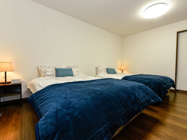 ・【2F寝室】ダブルベッド2台設置。清潔感あふれるお部屋でゆっくりお休みいただけます