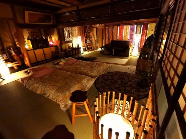 歴史情緒と非日常感溢れる、障子や縁側、間接照明、日本庭園に囲まれた、老舗旅館の特別客室。
