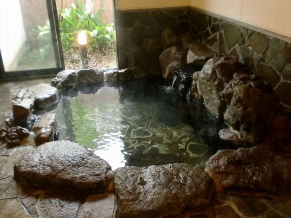 家族風呂内湯「桑の湯」。内湯の中でも人気の岩風呂です。