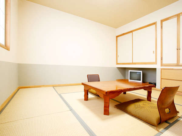 *和室8畳一例／障子窓から明るい日差しの差し込む、シンプルな畳のお部屋。カップル、ご夫婦にお勧め。