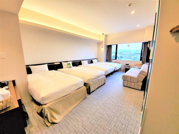 最上階で景色も最高、フォースルーム(4名1室)33㎡ 110cm幅のベッド4台を設置