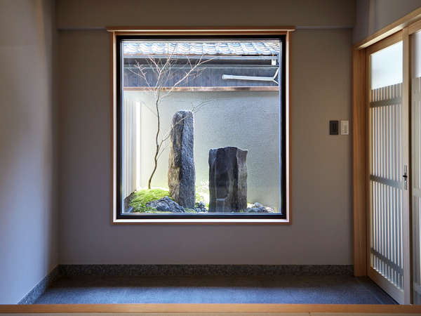・【玄関】窓から見える庭石には日本の四季を感じれる