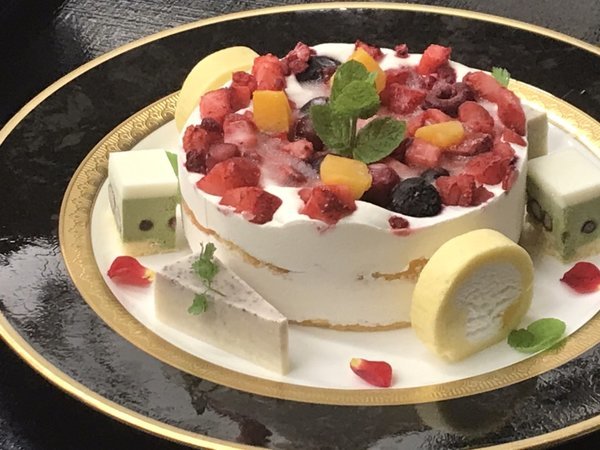 お宿　はなぶさのプラン「【ケーキと花束付き・記念日プラン】２４時間飲み放題＆選べるメイン料理会席＆夕食ハーフビュッフェ」