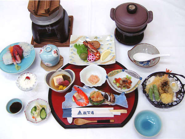 *お夕食一例。秋田の郷土料理をお部屋出し致します！
