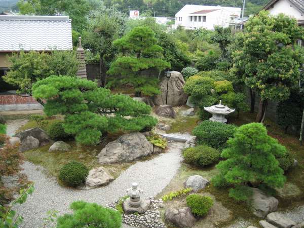 部屋から見える日本庭園