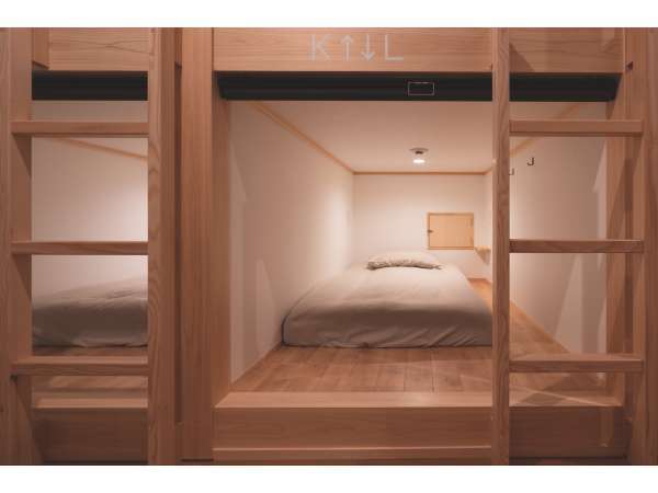 ドミトリーは木製のカプセルタイプです。ベッド内の照明は明るさ調整可能