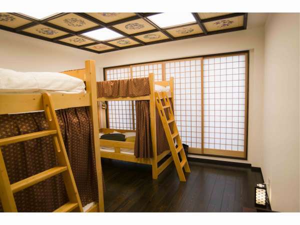 新宿雅邸Room301　奥の障子を開けて、専用のバルコニーに出られます。