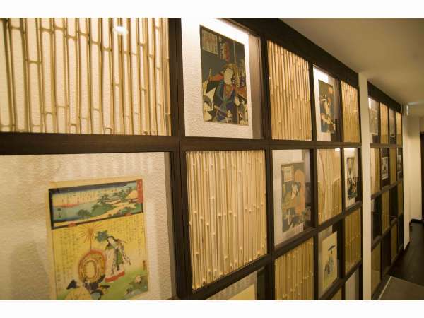 エントランスには、竹の柾目を使用した市松模様のギャラリー。