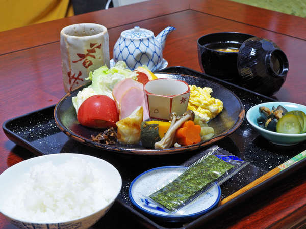 *＜朝食一例＞身体にやさしいご主人の手作り和朝食をお召し上がりください。