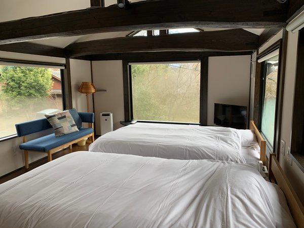 ２階のベッドルームにはセミダブルサイズのベッド２基と２人掛けベンチソファがあります