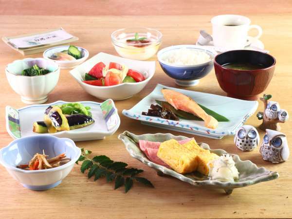 《食事》朝は低農薬野菜を使用した、からだにやさしい和定食をご用意します。