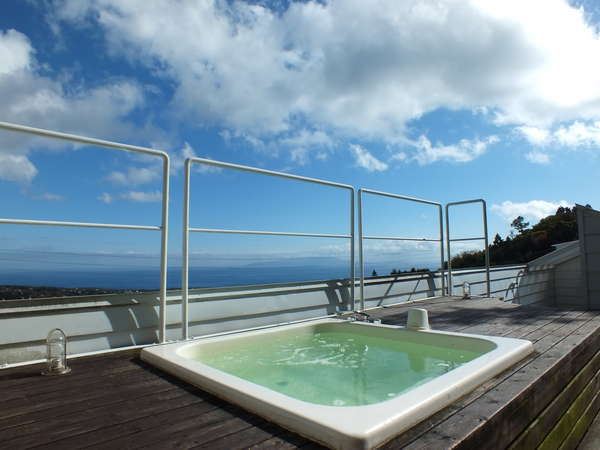 絶景露天風呂「天空」。開放感たっぷりの大パノラマ。海・空・森が楽しめる。