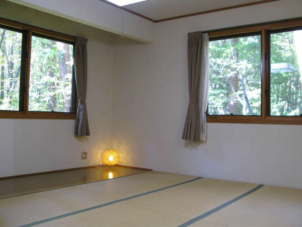 シンプルな和室ですが、窓から見える景色がまるで絵画のようです。