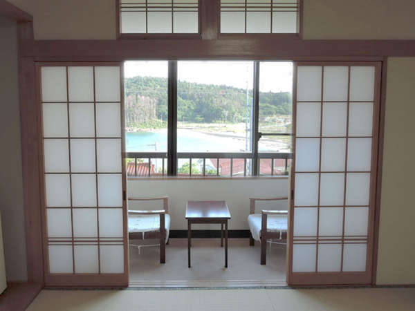 *客室/高台にあるお部屋からは小田の浜ビーチが見えます。