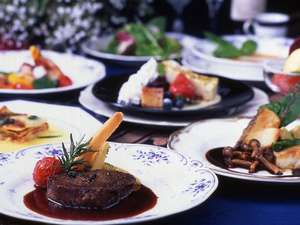 牛ヒレ肉ステーキと魚介類メインのフルコースディナー