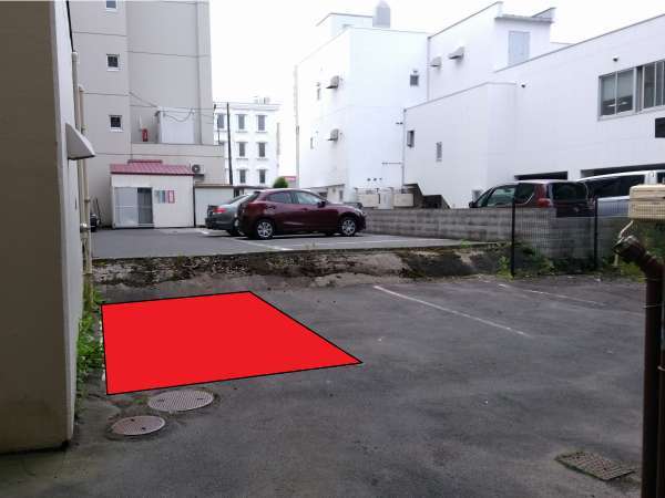 赤色で示しているところが指定の駐車場です。出来るだけ下がって駐車してください。