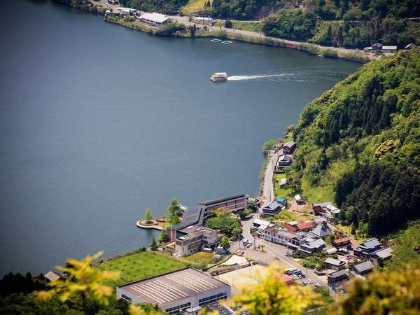 当館の目の前には美しい水月湖がひろがります。朝食はクルージングを楽しみながら食べることもできます。