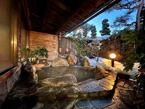 【温泉-匠の湯-】飛騨松倉石を配置した純和風の露天風呂