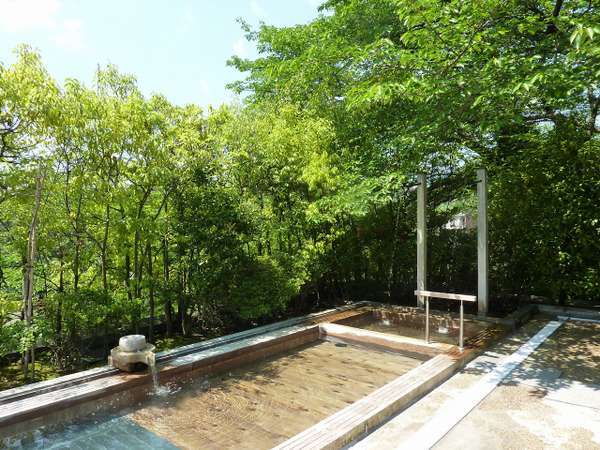 里山の樹木に囲まれた大浴場露天風呂
