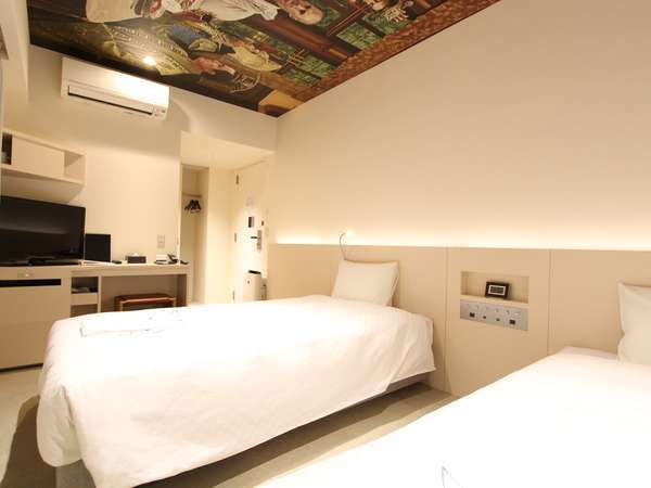 デラックスツイン面積 18平米　ベッド幅 100×195cm※部屋によってデザインが異なります
