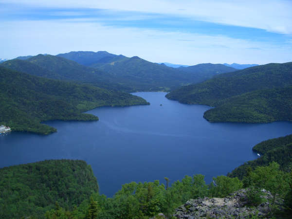 白雲山から望む、美しい然別湖。四季折々の景観は見事です