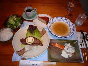 オーナー手作りの自慢の料理です☆レパートリーはいっぱい！！食後の手作りスウィーツは大好評♪