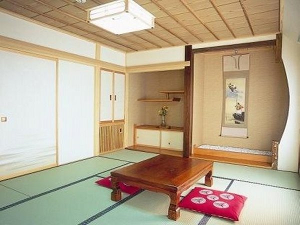 【ぼたん間】。各お部屋は明るく、畳は新しく、窓は2箇所あり、のんびりくつろげます。