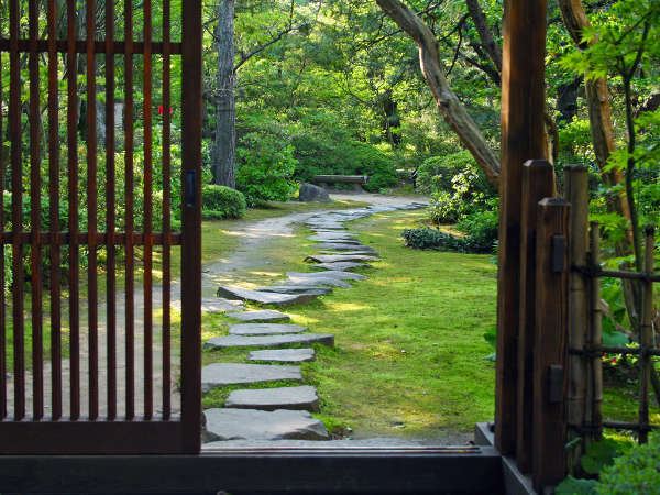 広大な敷地にひろがる日本庭園は、まさに幽玄の世界＿＿＿。