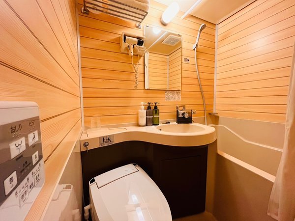 お部屋のユニットバストイレは温水洗浄便座付きです。