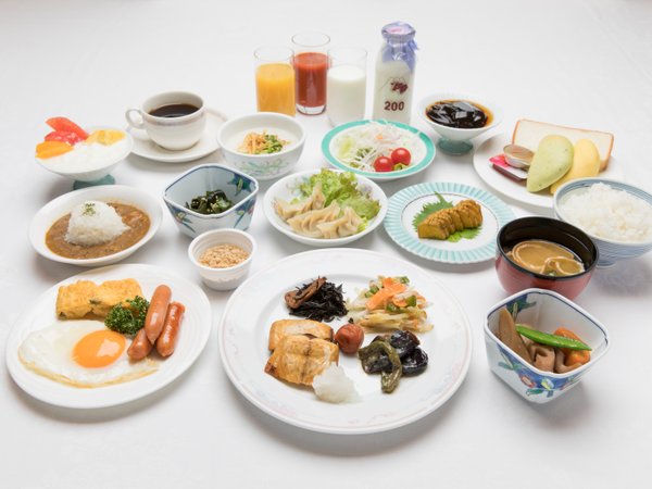 【朝食バイキング】メニュー一例：地元食材にこだわった、バイキング形式の朝ごはんをお楽しみください。