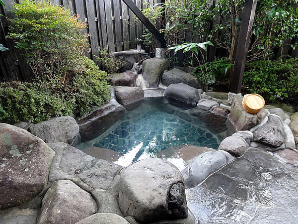 源泉掛け流しの天然温泉「青湯」を露天風呂で満喫ください。