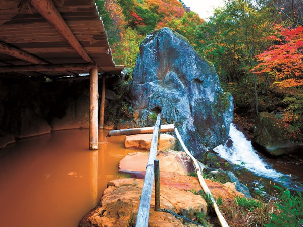 黄金色の巨石露天風呂 横谷温泉旅館の写真その2