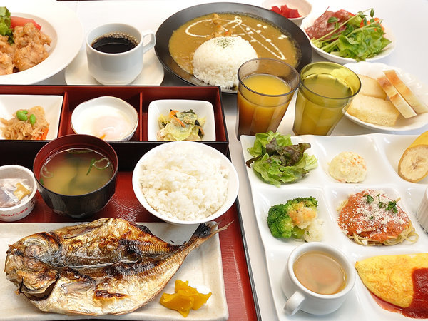 「和食」「洋食」「朝カレー」「日替わり定食」の4種類から選択できる自慢のできたて定食形式の朝食です。