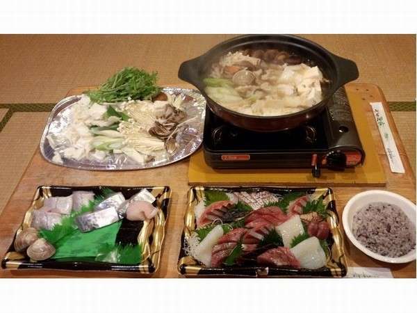 新鮮なお魚で寄せ鍋。3人分（1500円1人）古代米ごはんは飯盒炊飯自炊にて
