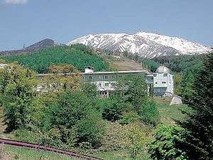 残雪がのこる初夏の御嶽山