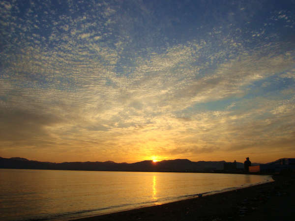 徒歩10分の七重浜海水浴場から見る夕日です